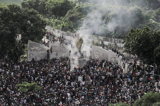 Bangladeshi-People-Celebrate-after-PM-fleeing
