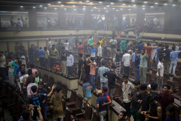 Bangladeshi anti-government protestors vandalize Prime