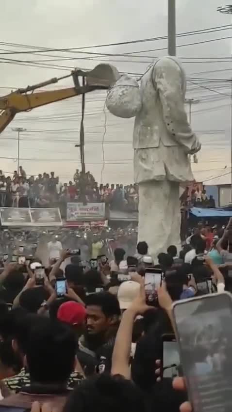 স্বৈরাচার মুজিবের মূর্তি অপসারণ প্রকল্প।