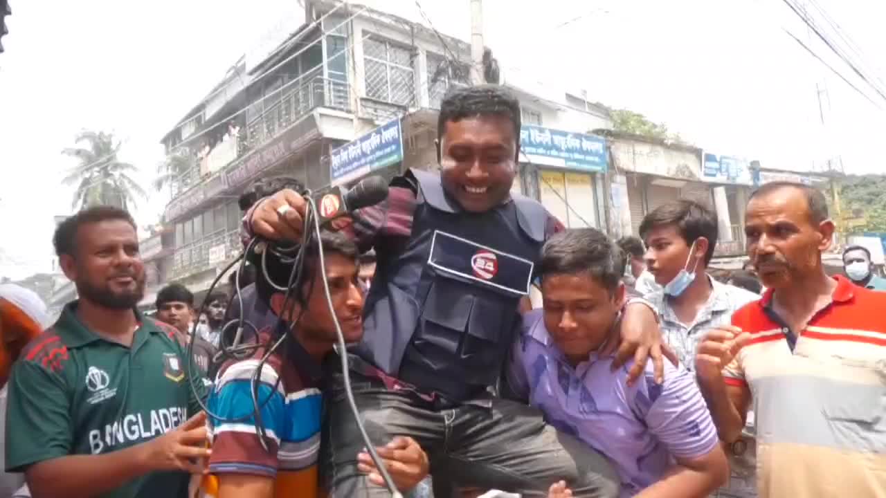স্বৈরাচারের অন্ধ দালালি না করলে সাংবাদিকদের এমন সম্মান দিবে ছাত্র-জনতা।