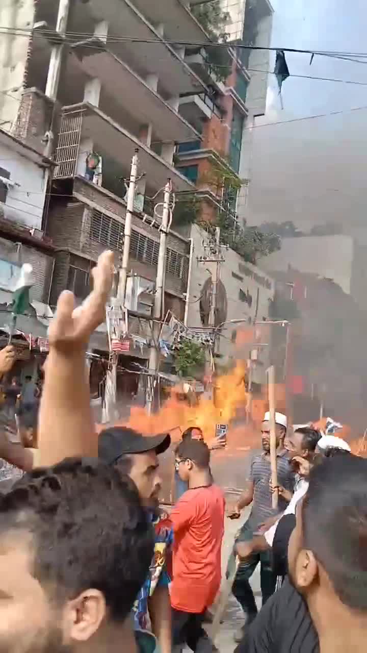 আওয়ামী খুনীদের কেন্দ্রীয় কার্যালয়ে আগুন ধরিয়ে দিয়েছে বিক্ষুদ্ধ জনতা।