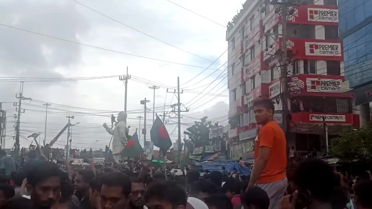 চট্টগ্রামের বড়পুলে আওয়ামী গুন্ডা মুজিবের মূর্তি ভেঙে ফেলছে ছাত্র-জনতা।