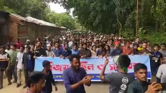 পালাইছেরে, পালাইছে