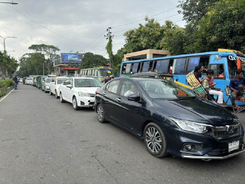 ঢাকার রাস্তার ট্রাফিক শিক্ষার্থীদের নিয়ন্ত্রণে।