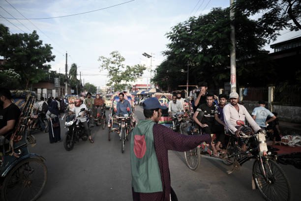 Bangladeshi students control traffic as police on strike to demand reforms