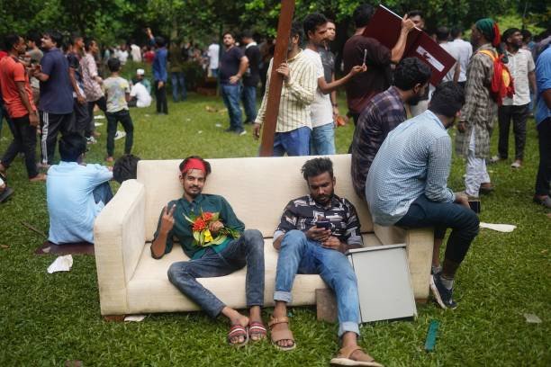 Bangladeshi Protesters March to PM House