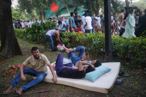 Bangladeshi Protesters March to PM House