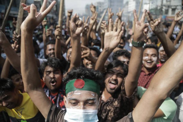 Bangladeshi-People-Celebrate-after-PM-fleeing