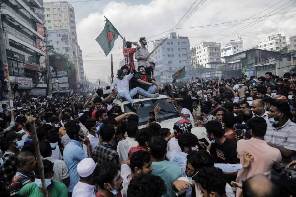 Bangladeshi-People-Celebrate-after-PM-fleeing