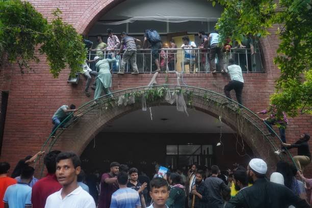 Bangladeshi Protesters March to PM House